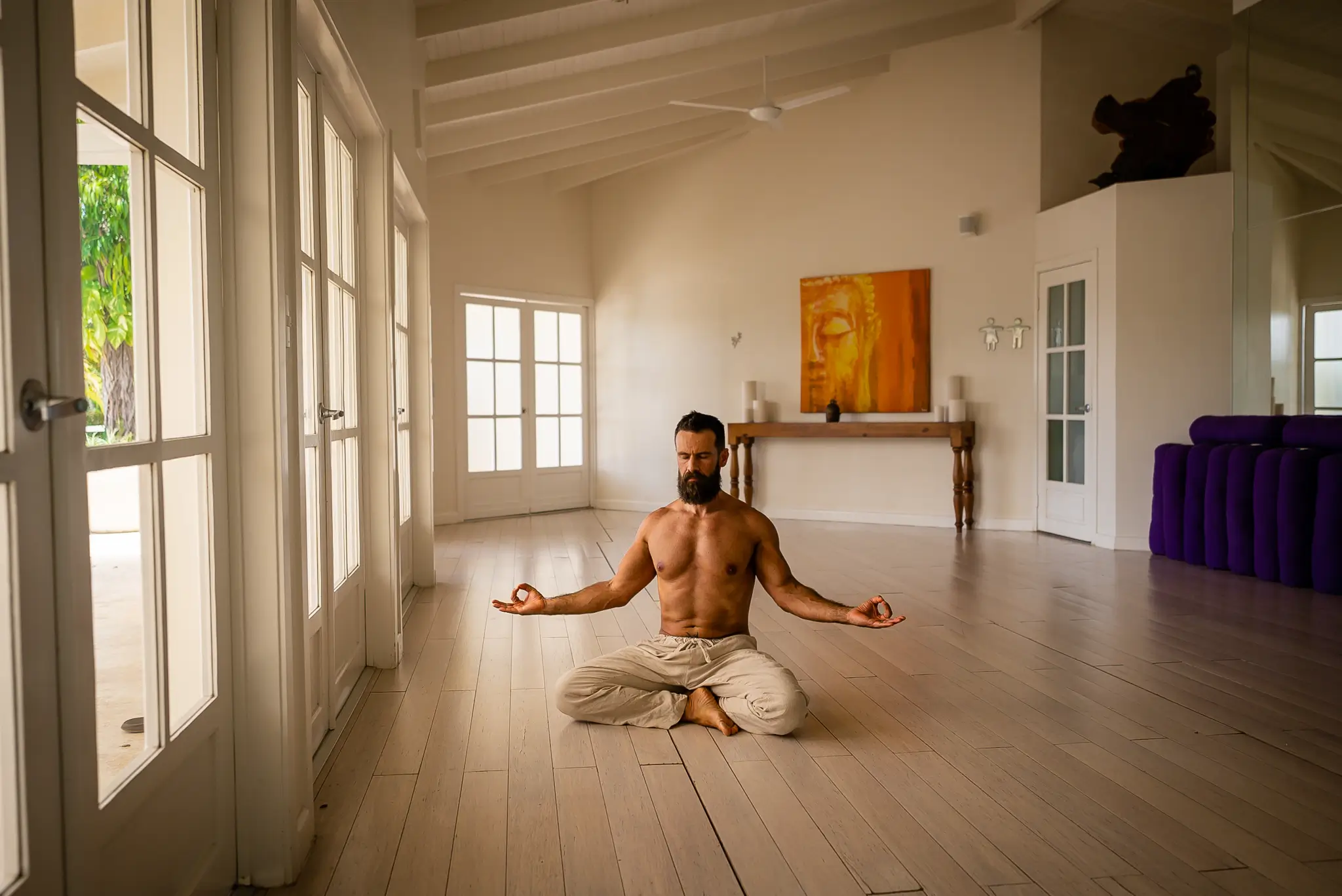 Pro úplné začátečníky i ty, kteří chtějí pochopit skutečnou podstatu jógy – nejen ásanu, ale i práci s dechem, myslí a vnitřní rovnováhou.