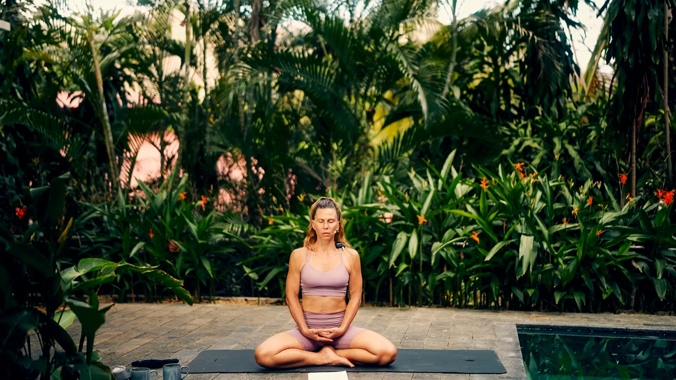 Kristyna Paulus v meditačním sedu provádí on-line klienty jógou a relaxací