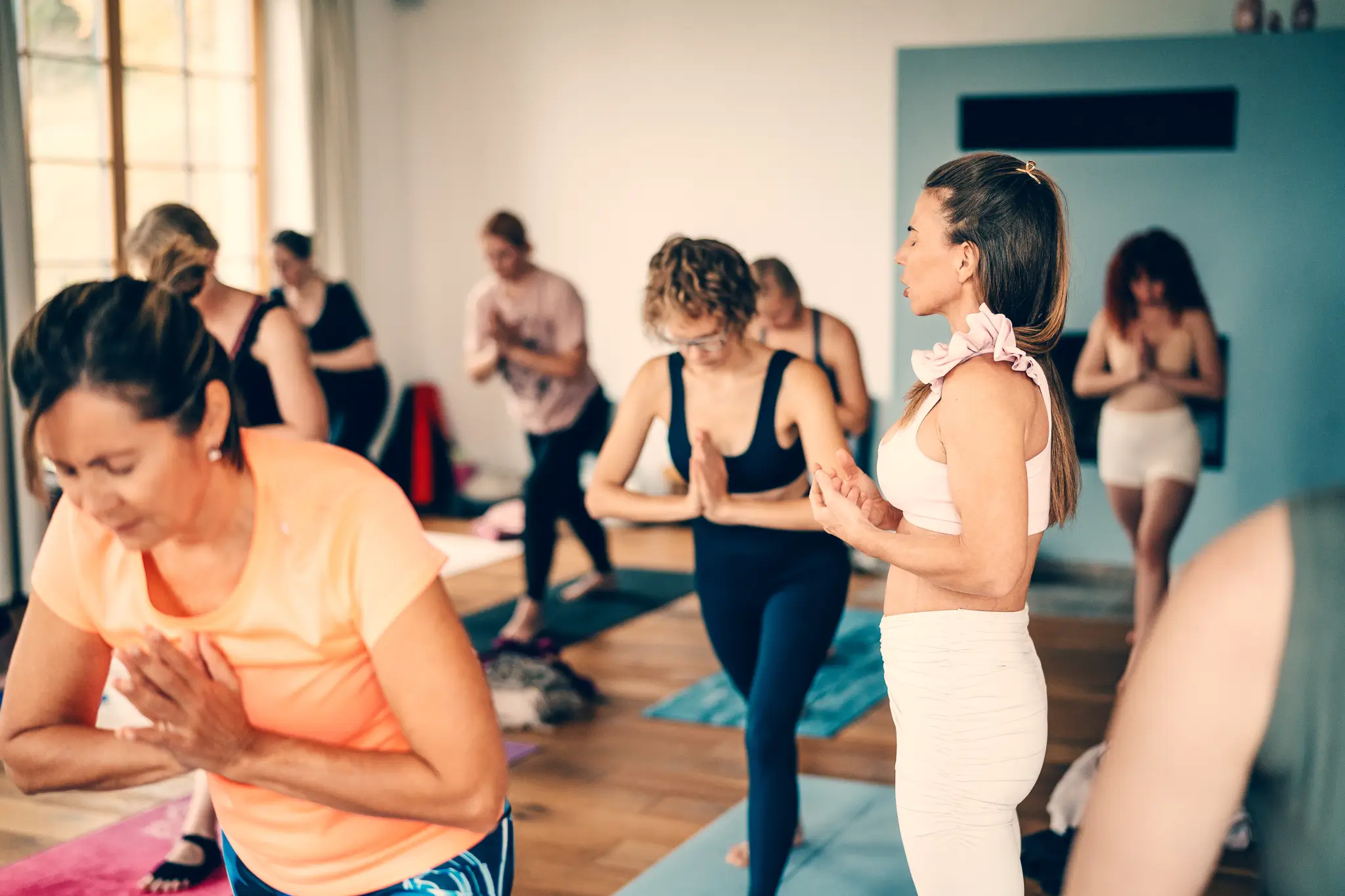 Kristýna Paulus vede lekci jógy ásánová praxe