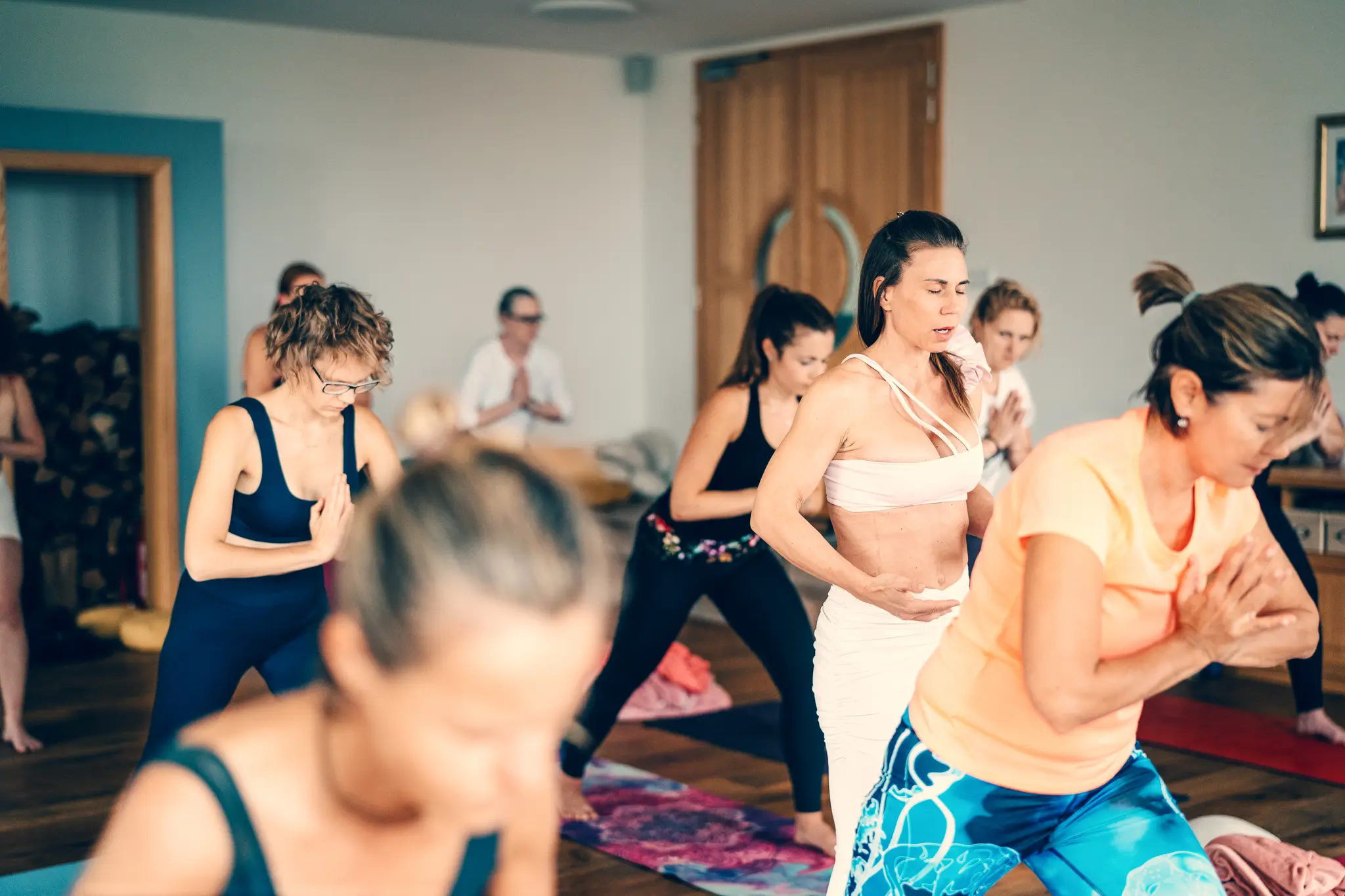 Kristýna Paulus vede lekci jógy ásánová praxe