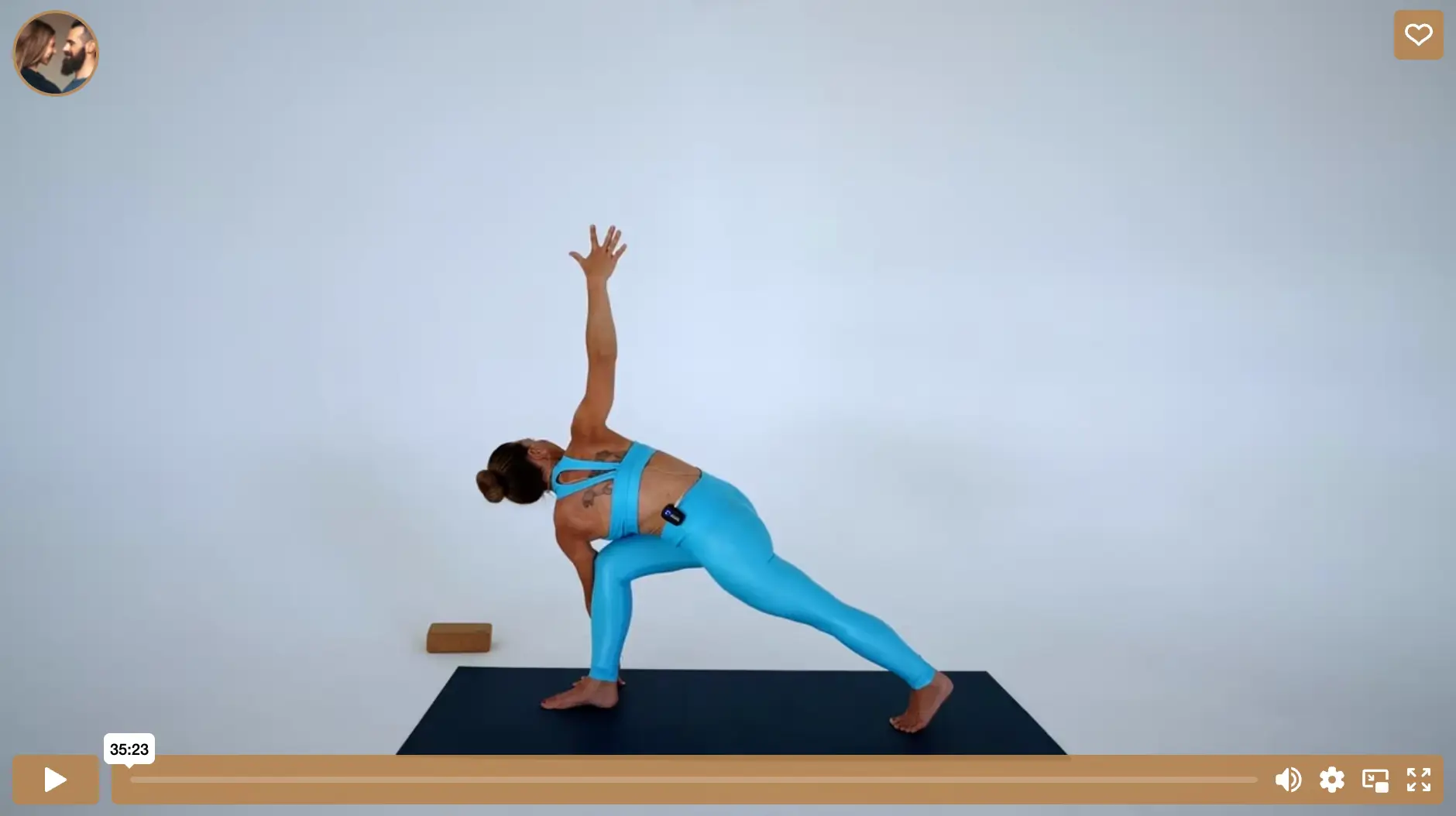 Žena ve výdrži v jógové pozici twistu během středně náročné online jógy – sekvence pro sílu, flexibilitu a stabilitu | Jóga online | Paulus Yoga