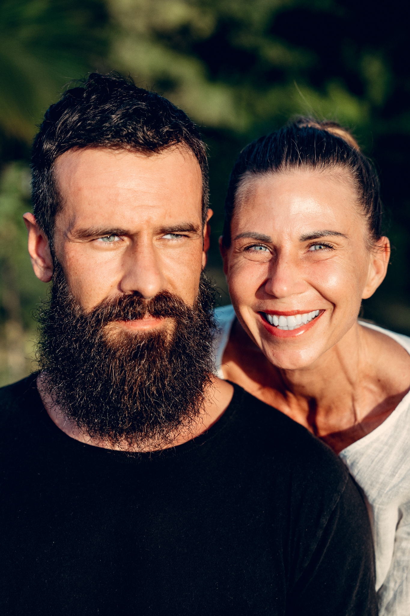 Kristýna v balanční jógové pozici na schodech symbolizuje propojení fyzické praxe s vnitřní rovnováhou. Jógová praxe, ájurvéda a védská astrologie jako cesta k harmonizaci těla, mysli a energie.