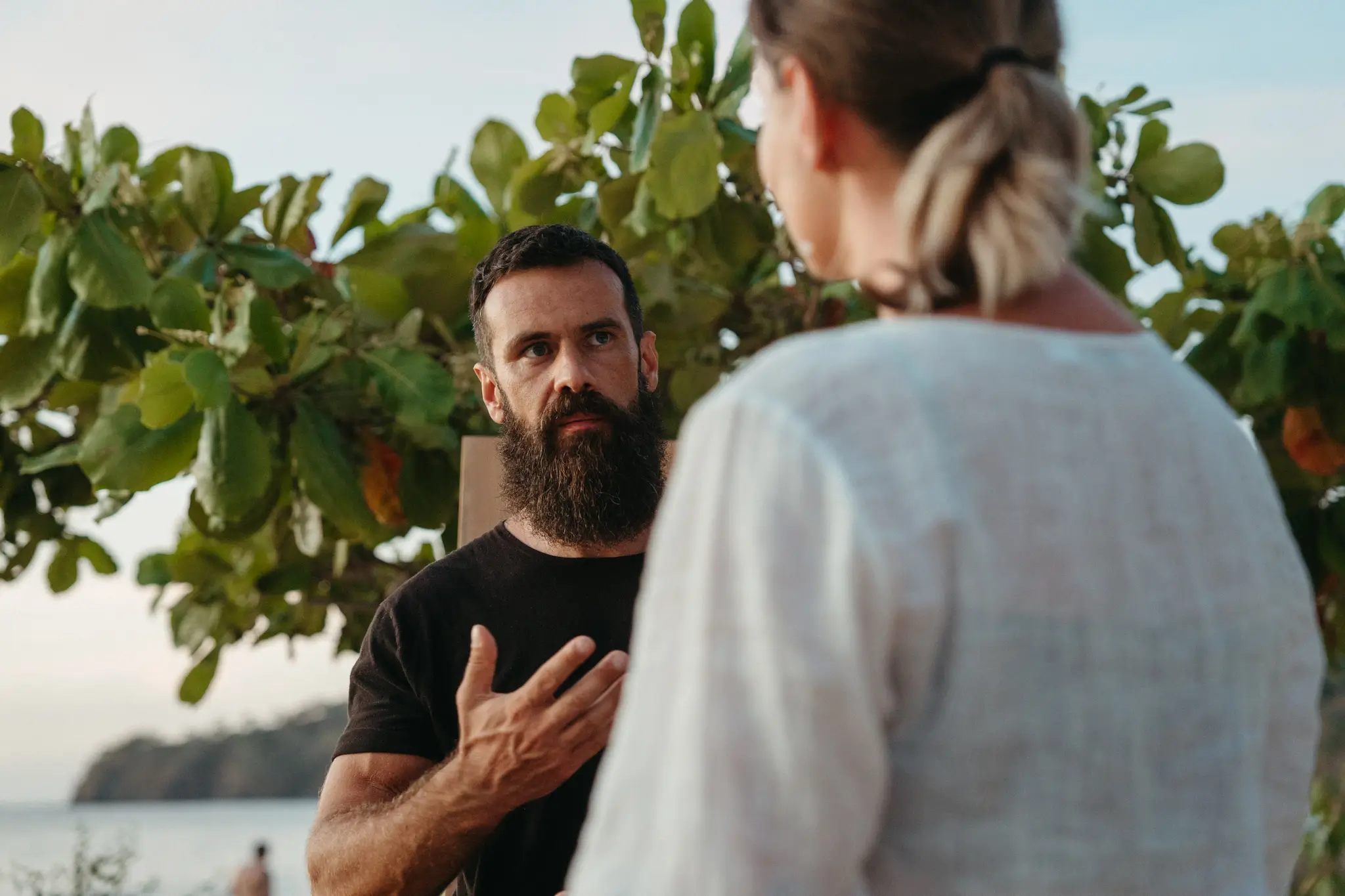 Každý hledá cestu k hlubšímu pochopení sebe jinak. Nabízíme osobní vedení, kurzy a konzultace propojující jógu, psychologii, ajurvédu a džjotiš. Vyberte si přístup, který nejlépe odpovídá vašim potřebám a prohlubte své sebepoznání, léčení mysli a těla.