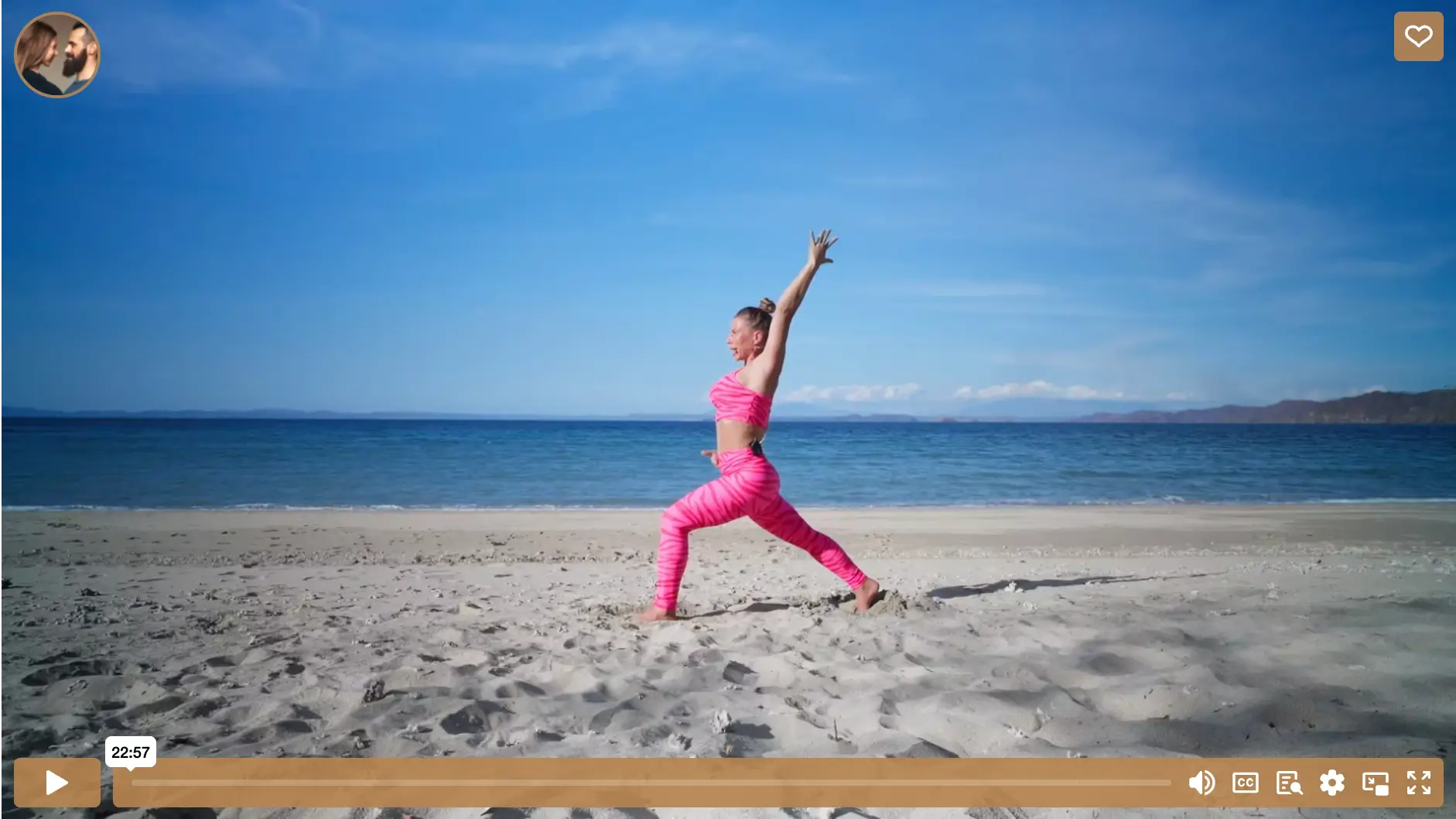 Žena praktikuje jemnou jógu na pláži – regenerační jóga online pro začátečníky, relaxaci a naladění těla i mysli | Paulus YogaŽena praktikuje jemnou jógu na pláži – regenerační jóga online pro začátečníky, relaxaci a naladění těla i mysli | Paulus Yoga