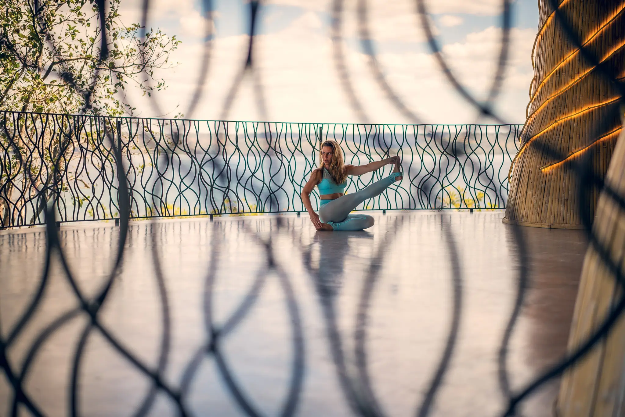 Kristyna Paulus v ásáně provádí klienty na živo ve Four Seasons