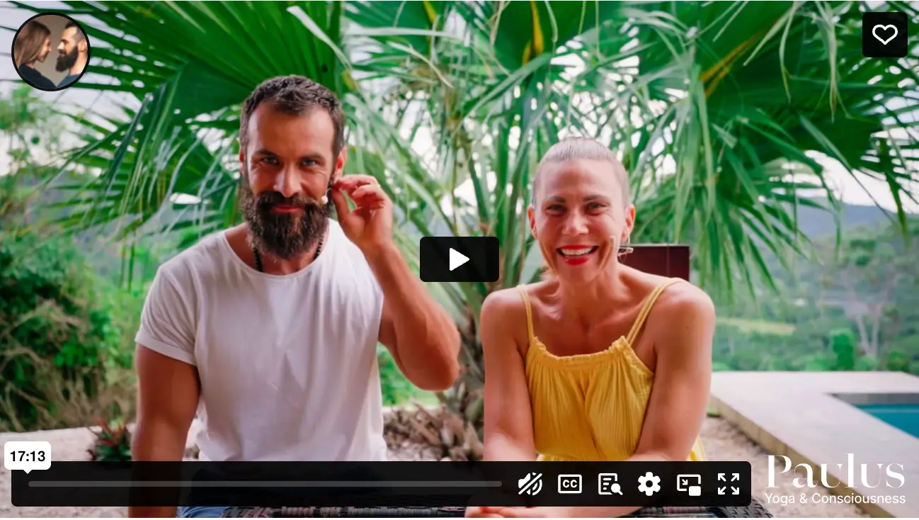 Usměvavý pár sdílející jógovou filozofii a ajurvédské poznatky – teoretické a inspirační video o vědomém životě, józe, psychologii a ájurvédě | Paulus Yoga