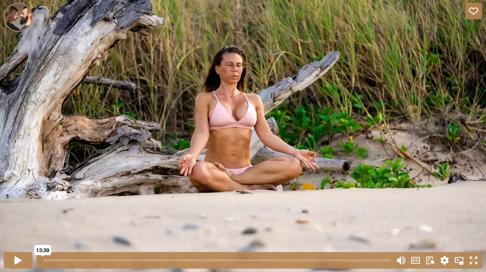 Žena v meditační pozici na pláži během ranní meditace – online vedené meditace, relaxace a jóga nidra pro hluboký klid a duševní rovnováhu | Paulus Yoga