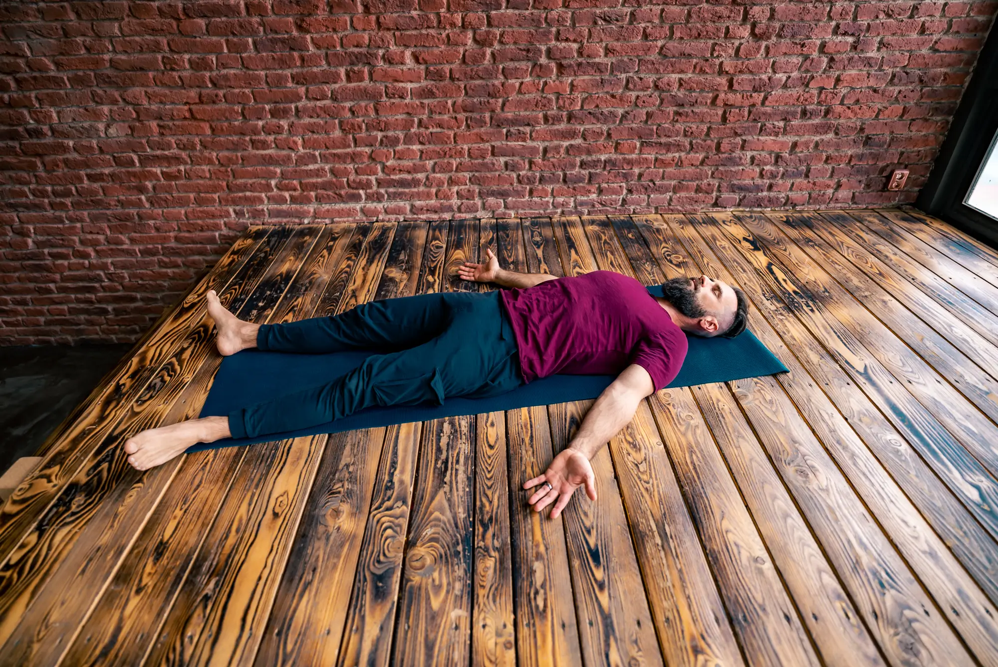 Odpočívající muž, relaxace, meditace, Jóga Nidra