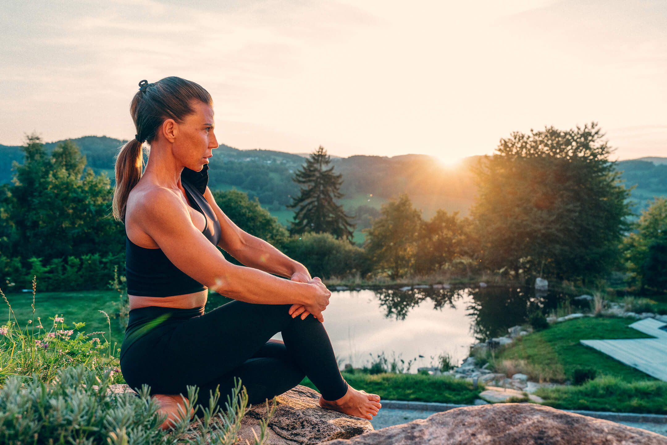 Odpočívající muž, relaxace, meditace, Jóga Nidra
