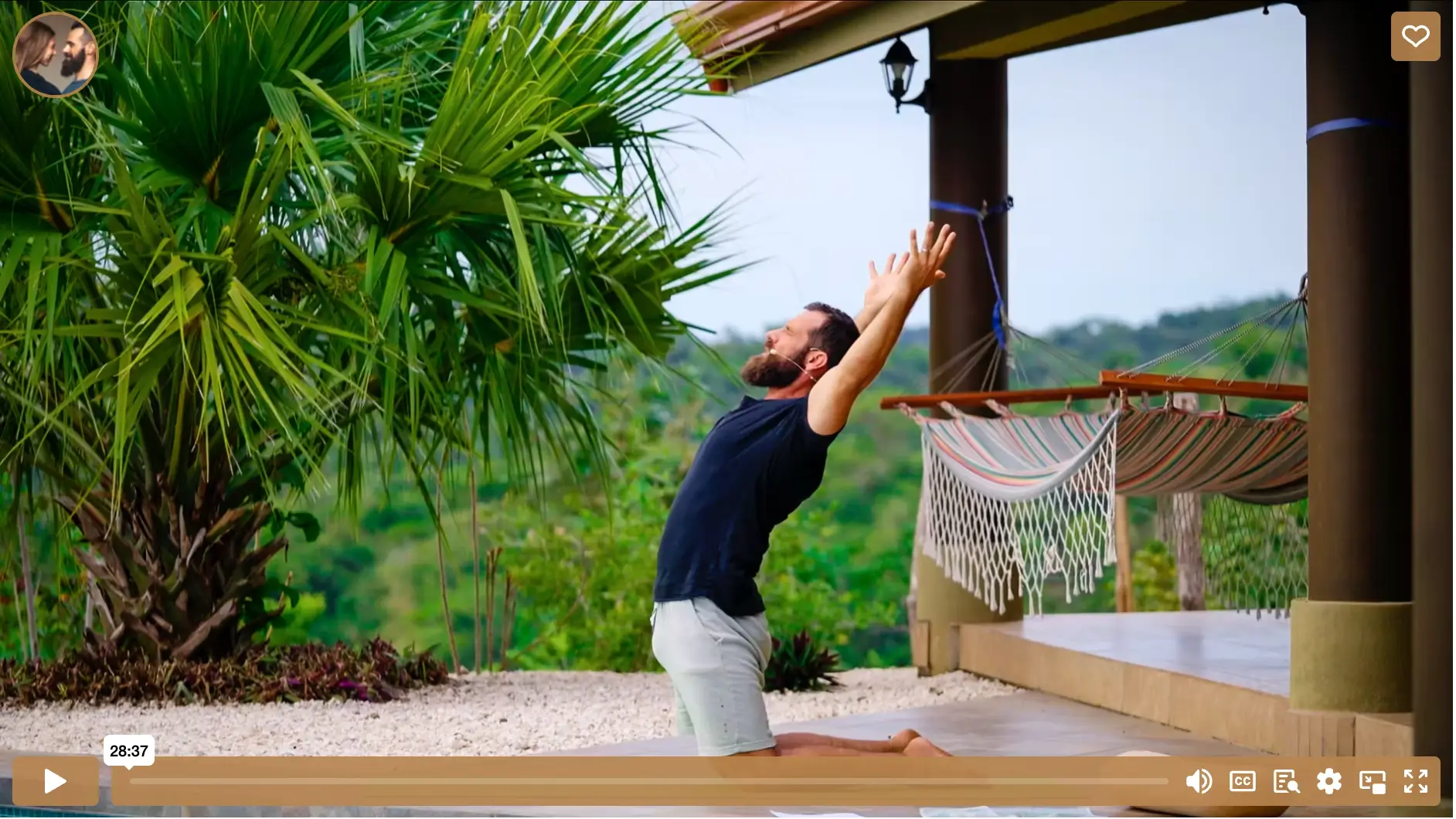 Muž v hlubokém záklonu v pokročilé jógové pozici během online praxe na Kostarice – jóga pro zkušené, síla, stabilita a vnitřní klid | Pokročilá online jóga | Paulus Yoga