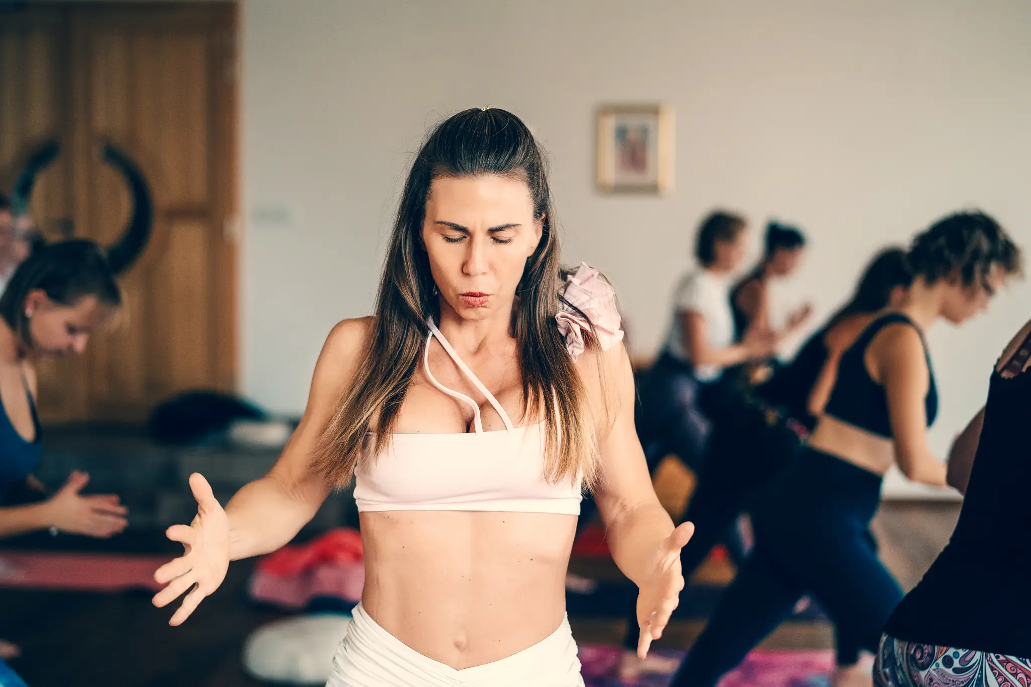 Kristýna Paulus vede lekci jógy ásánová praxe